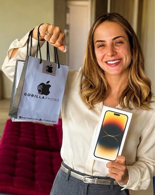 Cliente da Gorillaphone com a sacola da loja e o iPhone