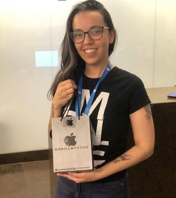 Cliente da Gorillaphone com a sacola da loja e o iPhone